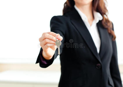 一个自信的女商人拿着钥匙的特写镜头