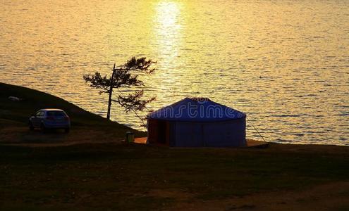 日落。贝加尔湖。