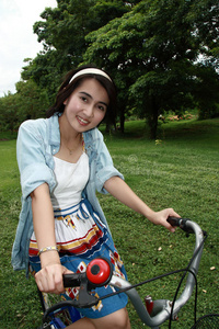骑自行车在户外微笑的女人