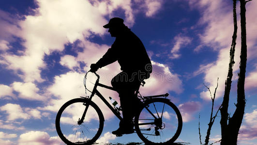 日落时骑自行车的人