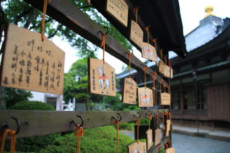 日本人在寺庙祈福图片