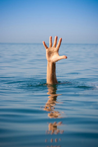 海上溺水者求救一只手照片