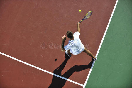 年轻人在户外打网球