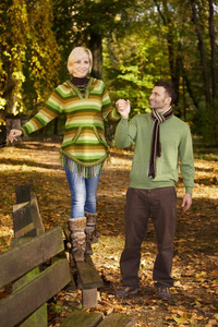 秋日公园散步的幸福夫妻图片