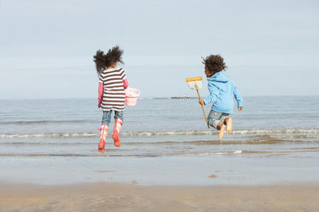 孩子们在海边玩耍男孩在沙滩上玩耍, 看着镜头.