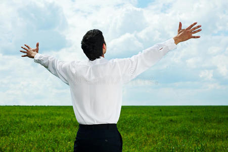 抬头仰望天空图片