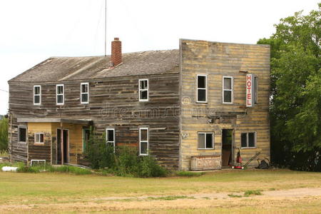 废弃的旧酒店建筑图片