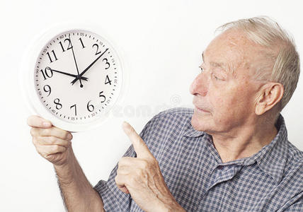 成熟的老人看着时钟。