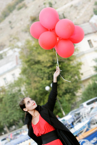 带着红气球的年轻美女