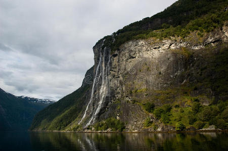 挪威 海湾 森林 悬崖 瀑布 落下 边缘 峡谷 流动的 公园