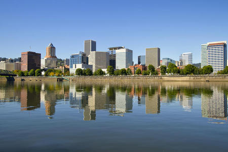 对光线的反射俄勒冈州波特兰市区天际线反射3照片