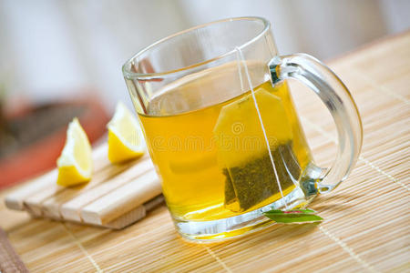 绿茶健康饮料和柠檬