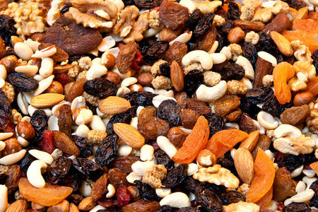 选择有机坚果微笑的年轻女子.