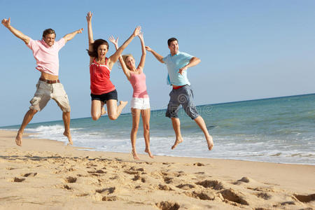 一群在阳光下享受海滩度假的朋友