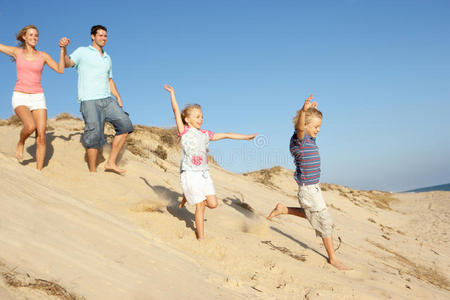 一家人在沙丘上享受海滩假日