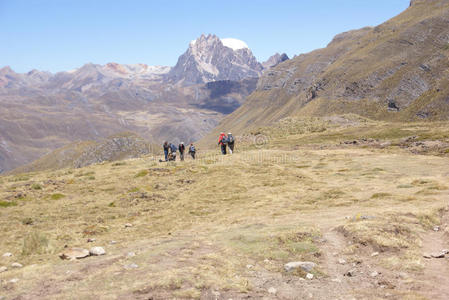 在安第斯山脉徒步旅行的人