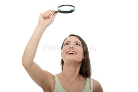 带放大镜的十几岁女生照片