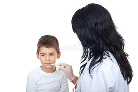 女医生给孩子检查体温