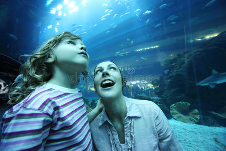 海底水族馆隧道里的母女