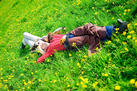 幸福夫妻躺在草地上
