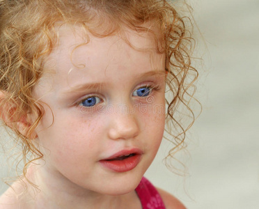 蓝眼睛的小女孩