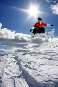 滑雪运动员在蓝天上跳跃