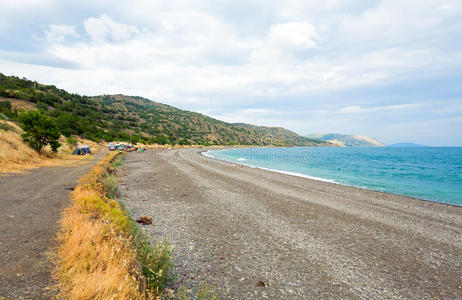 海岸线上的家庭和营地图片