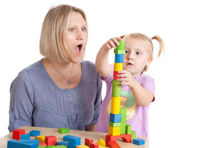 小女孩和妈妈玩玩具积木