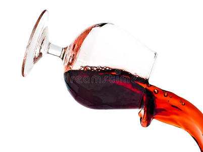 红酒从透明的玻璃杯里溢出图片