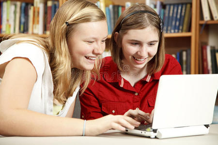 少女在图书馆使用电脑