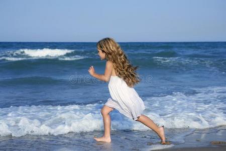 蓝海沙滩上奔跑的小女孩图片