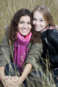 两位年轻女子的秋画像