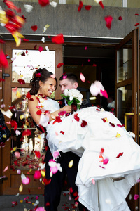 幸福的新婚和飞舞的花瓣