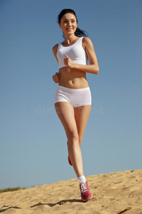 在沙滩上慢跑的女人