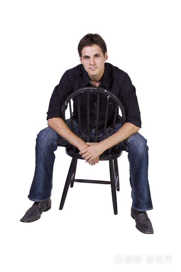 帅气时尚的模特坐在椅子上