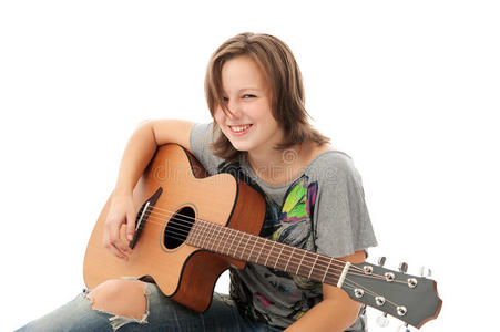 弹吉他的漂亮女孩