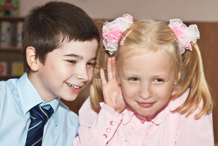 男孩在她女朋友耳边低语照片