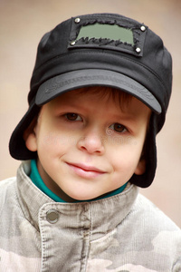 戴帽子的微笑小男孩的画像