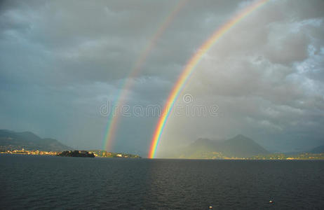 彩虹下的马焦雷湖