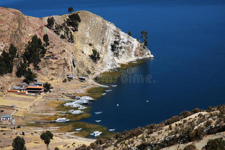 喀喀湖上的山雀和小船