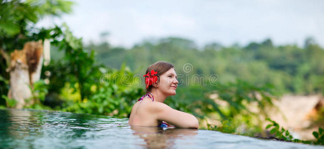 在游泳池放松的女人图片