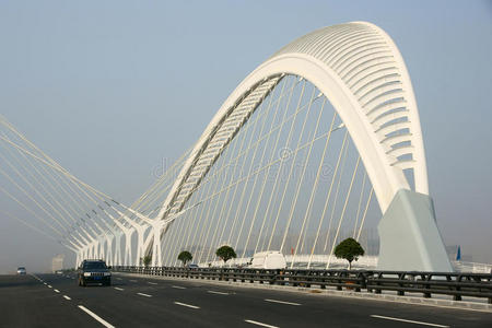 夜曲在越南丹南中国海滩泼水桥与日落桥与日落现代桥梁