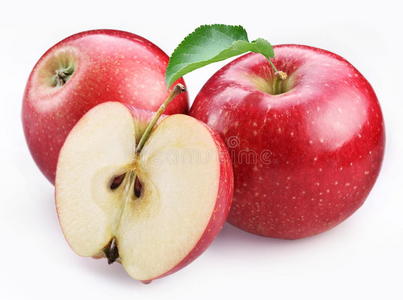 两个成熟的红苹果和半个苹果。