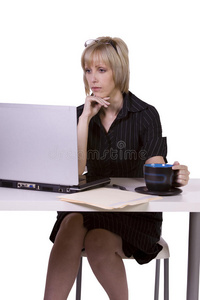 在办公室里用笔记本电脑工作的女商人