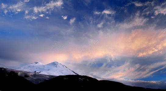 雪山日落