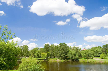 碧水蓝天的夏日景观