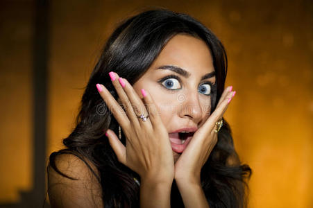 惊吓的女孩/惊吓的特写照片照片