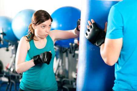 女子踢腿拳击手与教练搏斗