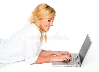 漂亮的金发女人带着笔记本电脑