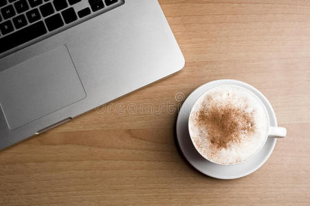 咖啡杯和笔记本电脑